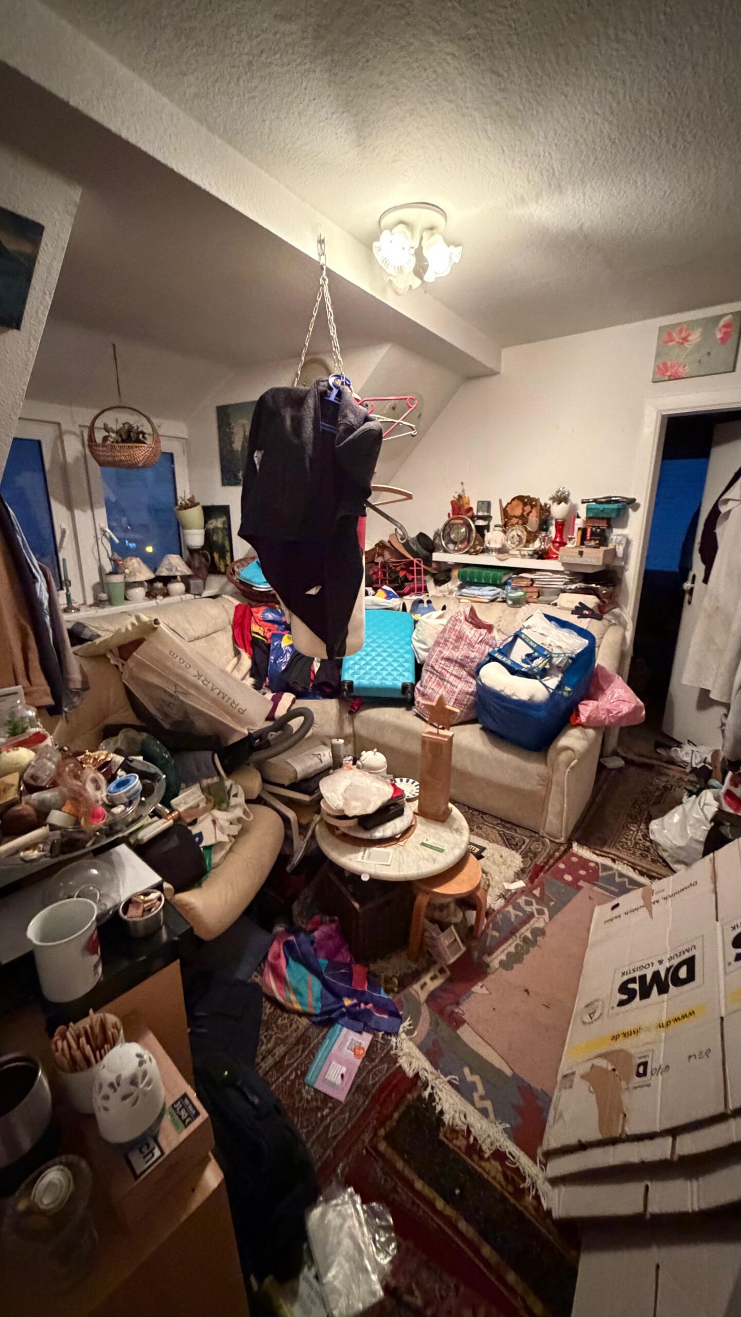 Vorher – vollgestellte Wohnung vor der Entrümpelung durch S&K Räumungsdienst Bremerhaven