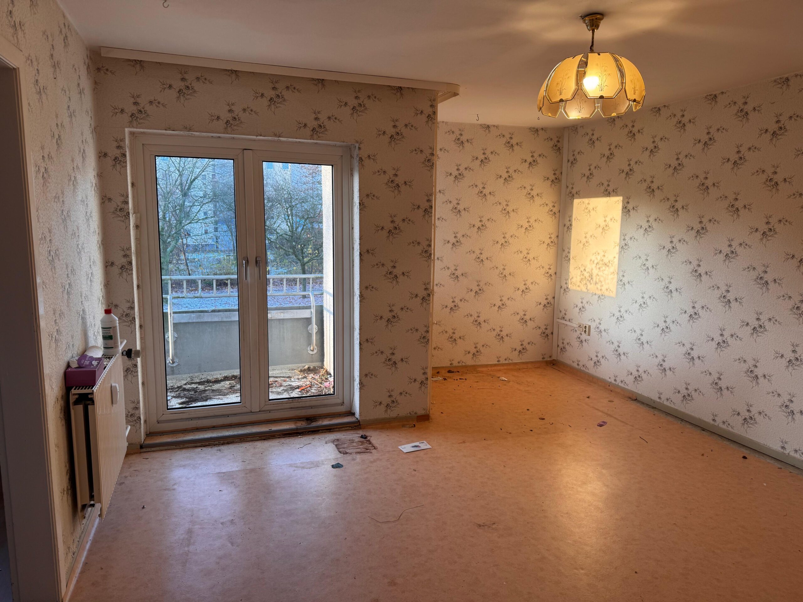 Vorher – Wohnung mit alten Tapeten und Bodenbelägen vor dem Rückbau durch S&K Räumungsdienst