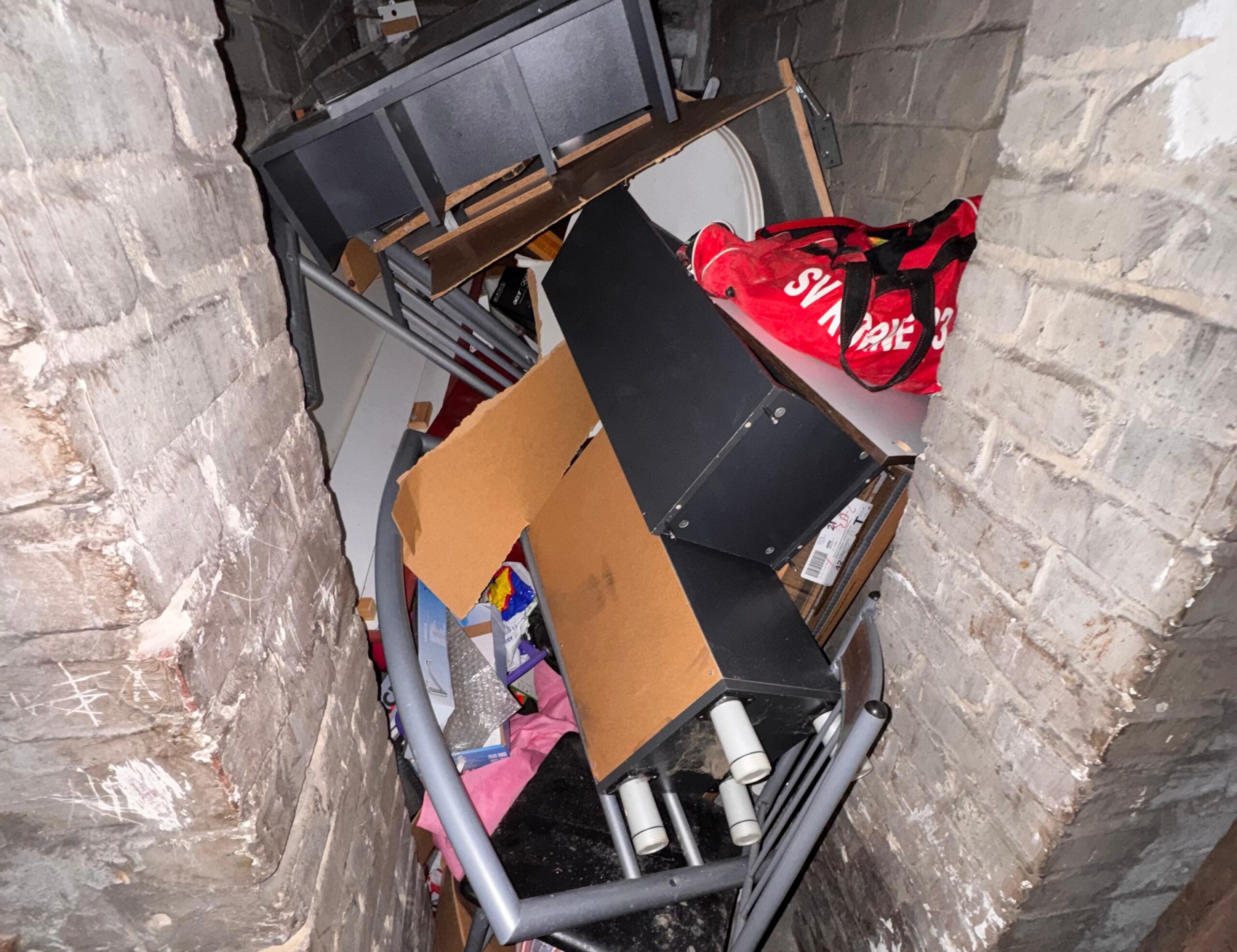 Vollgestellter Keller vor einer Entrümpelung