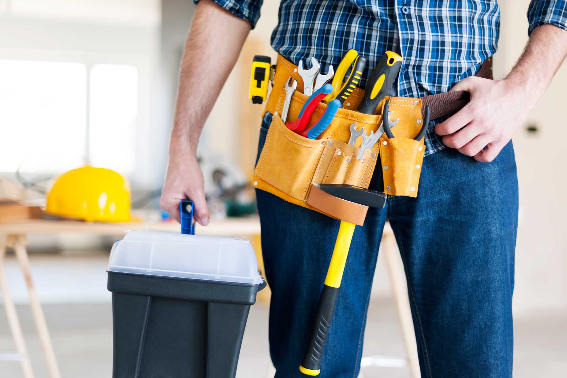 Handwerker mit Werkzeugtasche für Montage und Reparaturarbeiten
