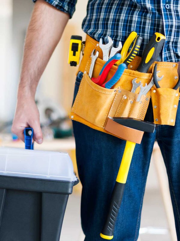 Handwerker mit Werkzeugtasche für Montage und Reparaturarbeiten
